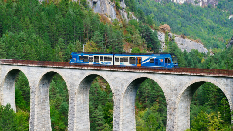 Le TER Zou! sur un pont dans l'arrière Pays Niçois.