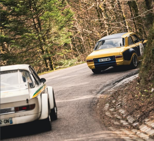 Les voitures du Tour Auto 2025 sur la route.