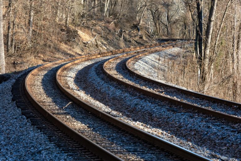 Un chemin de fer.