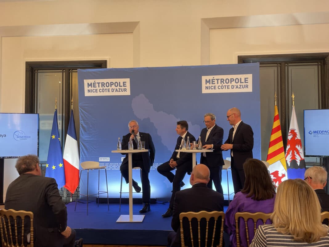 Jean Pierre Savarino à gauche, Christian Estrosi au centre et Jacques Richier lors de la conférencemonie d’accueil des entreprises nouvellement implantées sur le territoire métropolitain