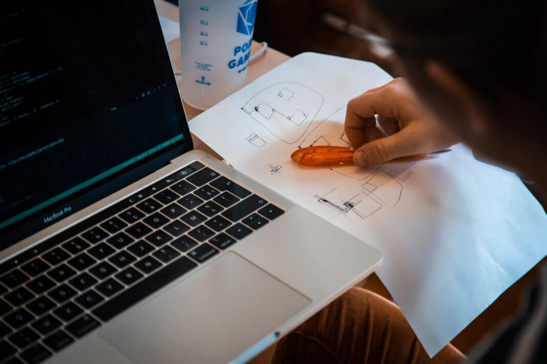 Deux personnes réfléchissent autour d'un ordinateur.