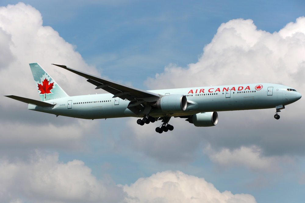 Le Boeing 777-300ER de Air Canada dans les aires.