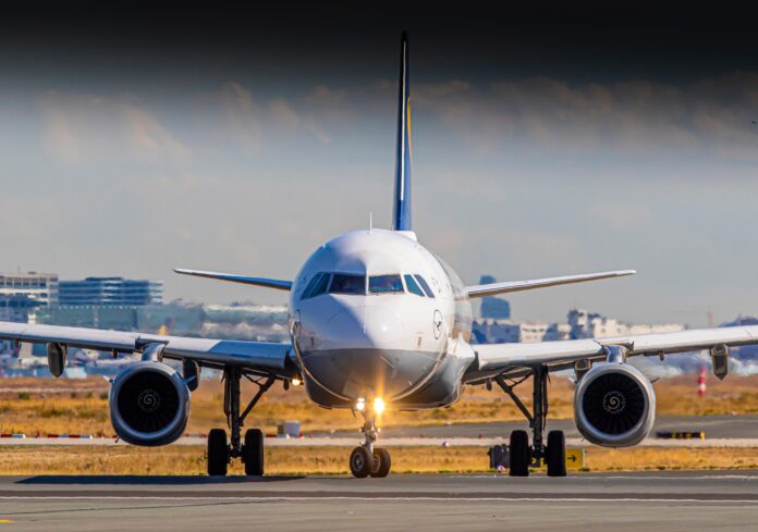 Un avion sur le tarmac.