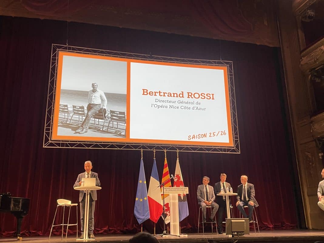 Bertrand Rossi directeur de l'Opéra de Nice,, exposant les différents évènements de la saison 2025/2026 avec la maire de la ville de Nice, Christian EStrosi