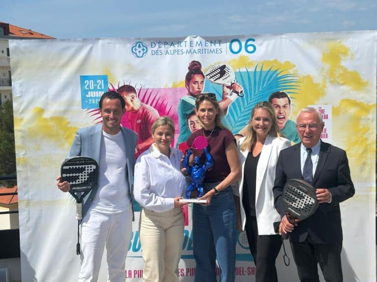 Les participants au Bull Padel Show avec Ophélie Meunier et Laure Boulleau.
