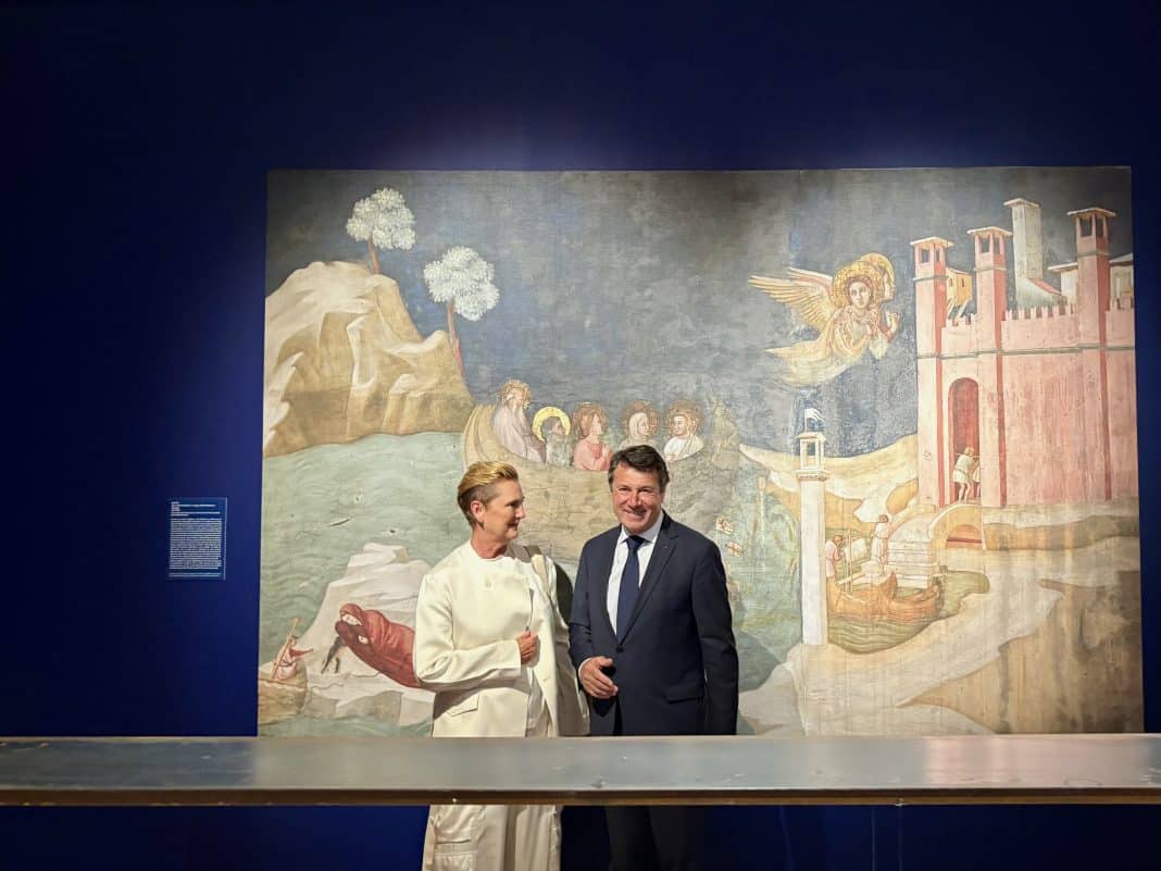 Christian Estrosi maire de la ville de Nice, posant devant un tableau de la nouvelle exposition au musée Masséna faisant partie de la Biennale 2025