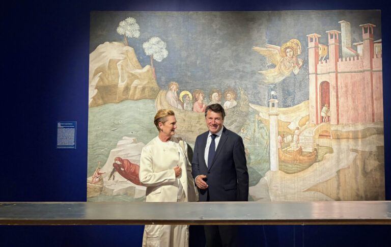 Christian Estrosi maire de la ville de Nice, posant devant un tableau de la nouvelle exposition au musée Masséna faisant partie de la Biennale 2025