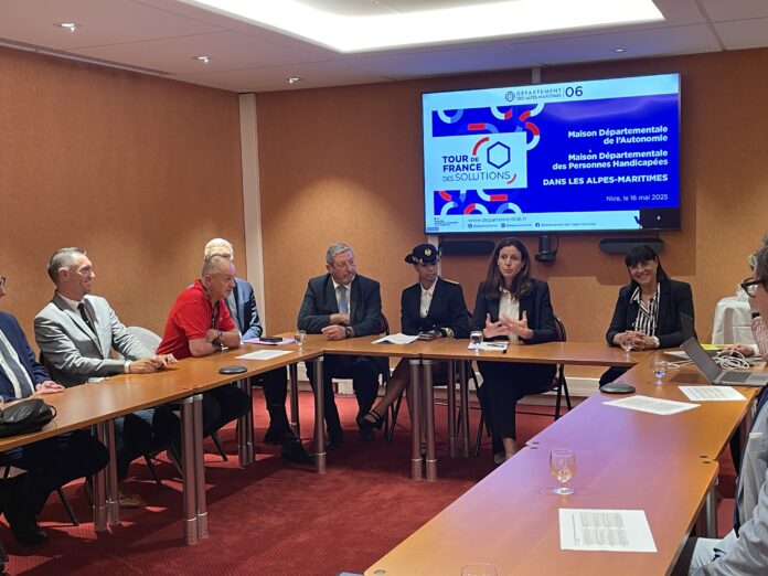 Charlotte Parmentier-Lecocq, ministre de l'Autonomie et du Handicap lors d'une réunion réunissant usagers, représentants d’associations et agents de terrain dans le cadre du grand chantier national de transformation des MDPH (Maisons Départementales des Personnes Handicapées).