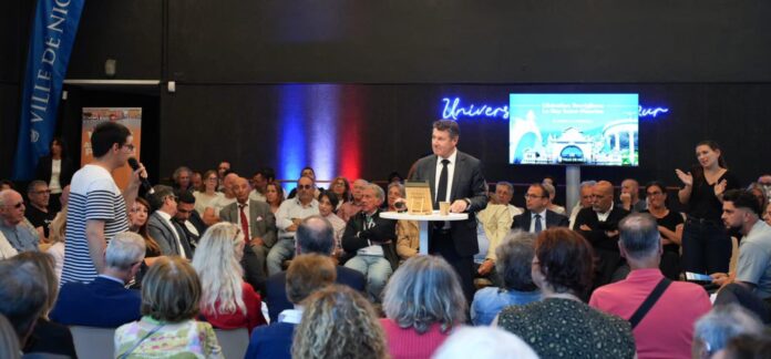 Christian Estrosi au milieu des Niçois lors d'un moment d’échange.