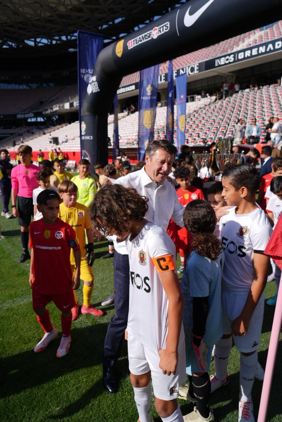 Christian Estrosi avec les jeunes footballeurs de la Champion’s Cup Rekupo.