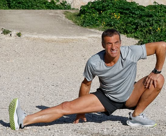 Le champion de Karaté niçois Christophe Pinna s'étire après avoir couru.