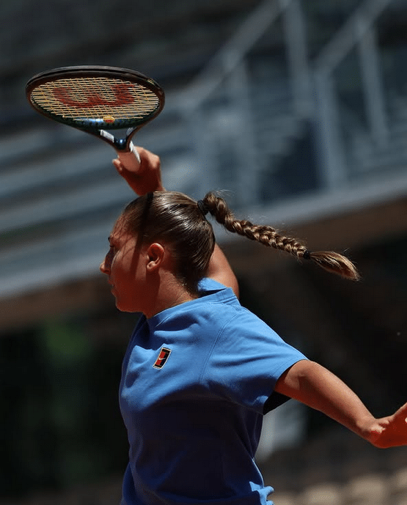La Niçoise Diane Parry à l'entrainement sur un court d'entrainement à Roland-Garros.