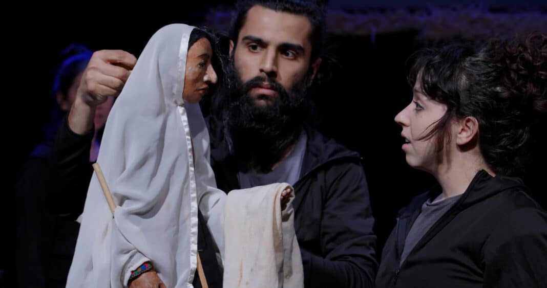 Un marionnettiste et sa marionnette sur scène.