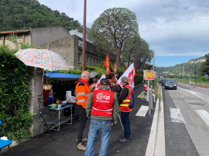 Les salariés de la SNAAM à Nice La Trinité en grève devant leur usine.