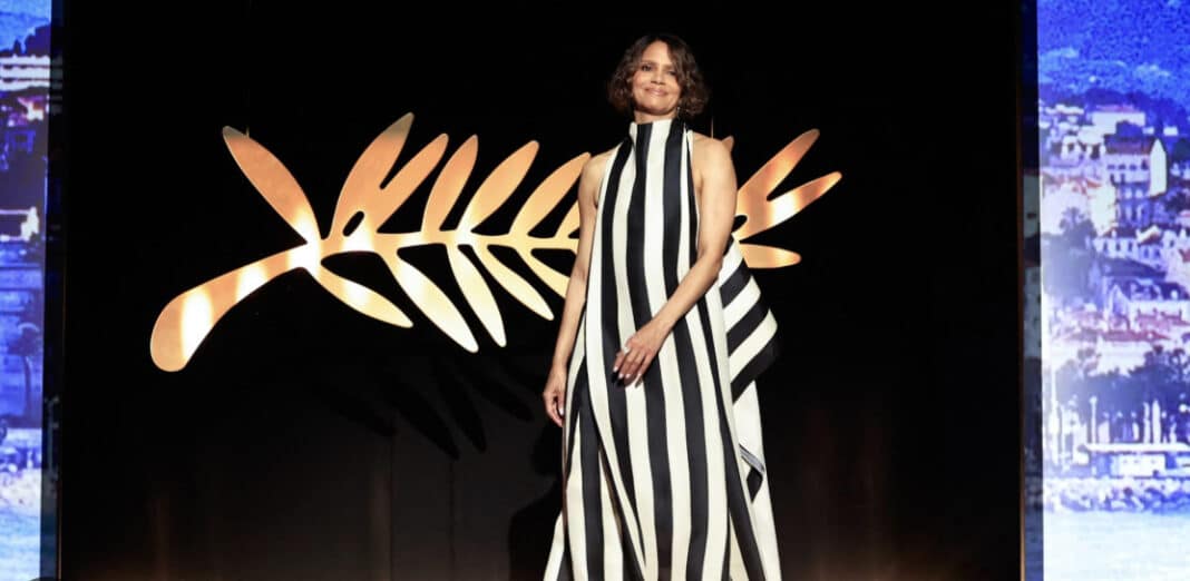 Halle Berry lors de l'ouverture du Festival de Cannes. Elle a dû changer sa robe au dernier moment à cause des restrictions vestimentaire pour l'évènement.