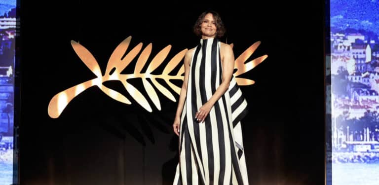 Halle Berry lors de l'ouverture du Festival de Cannes. Elle a dû changer sa robe au dernier moment à cause des restrictions vestimentaire pour l'évènement.