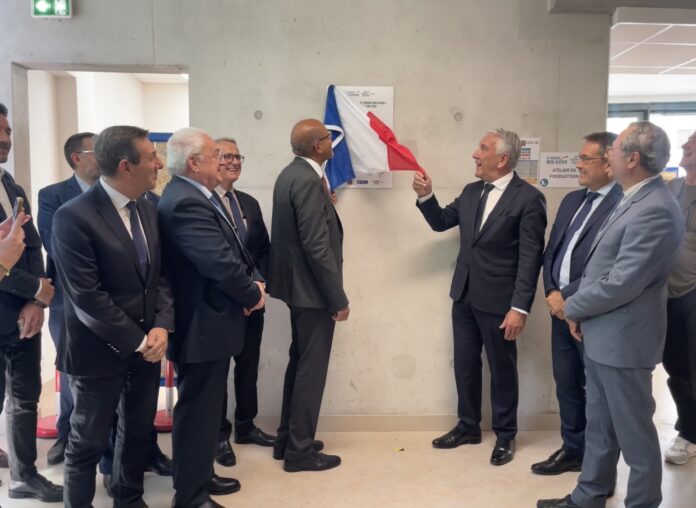 L'inauguration de la nouvelle école de production de Nice. Les dirigeant lève le voile sur la plaque inauguration.