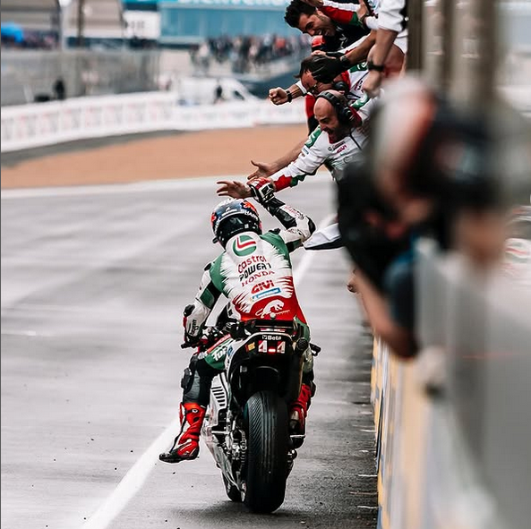 Le pilote Cannois Johann Zarco vainqueur du Grand Prix de France MotoGP 2025 salut ses mécaniciens au bord de la piste.