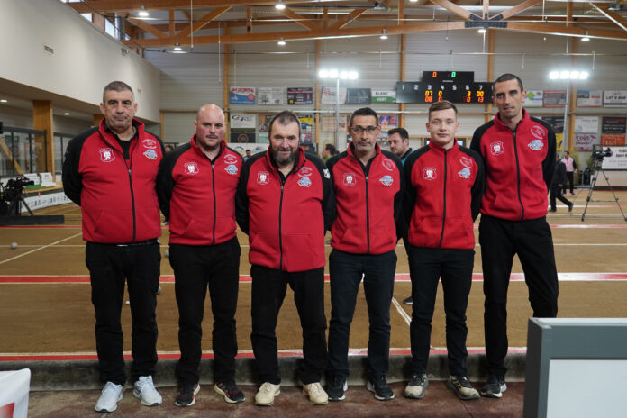 L'équipe de l'OGC Nice Sport Boules en survétement rouge et noir durant une compétition.