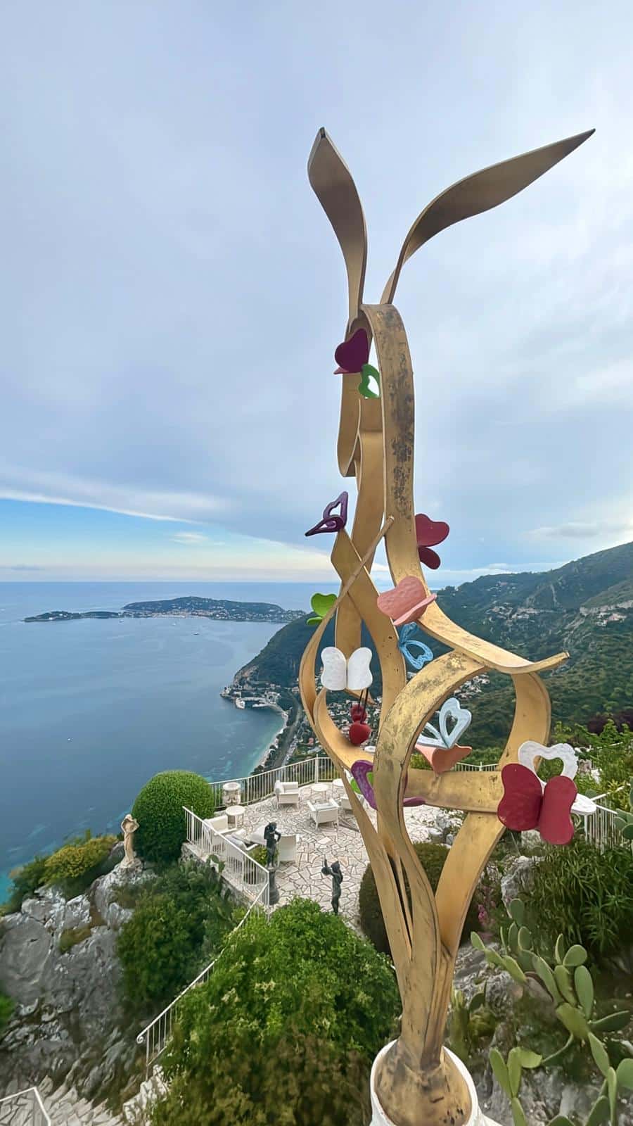 L'extérieur du restaurant de la Chèvre d'Or à Eze avec une vue sur la mer.