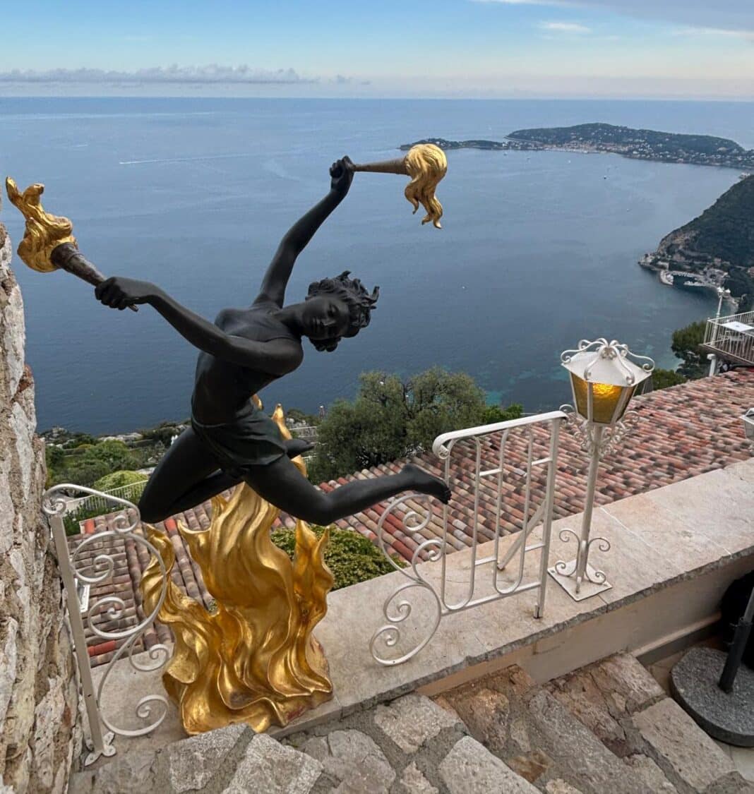 L'extérieur du restaurant de la Chèvre d'Or à Eze avec une vue sur la mer.