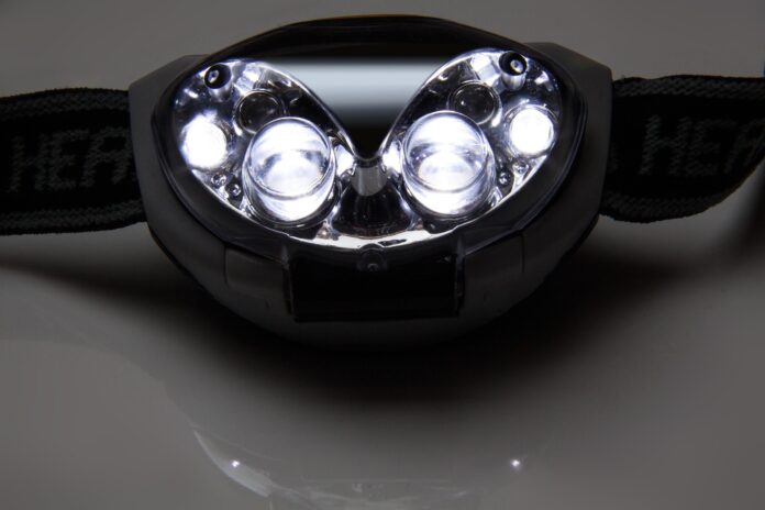 Une lampe frontale.