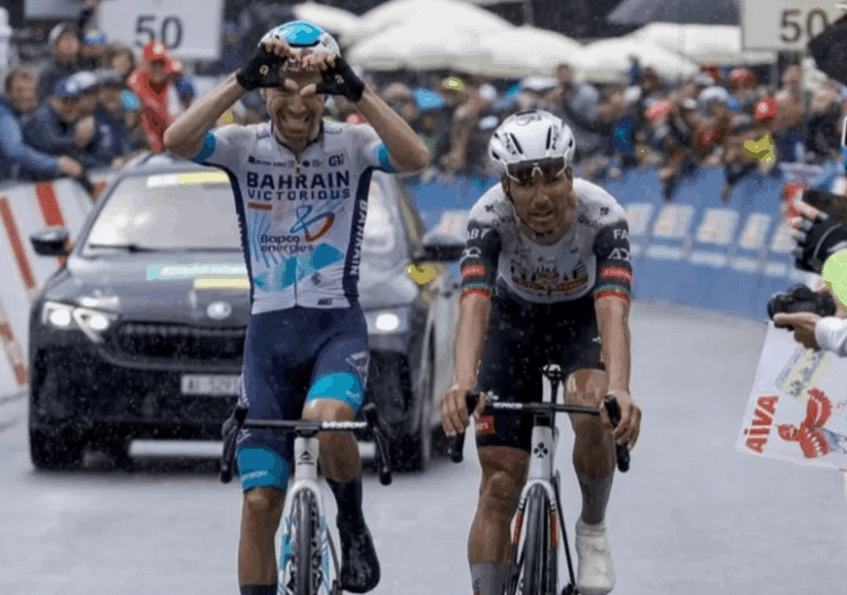 Le Cannois Lenny Martinez et Joao Almeida à l'arrivée d'un col.