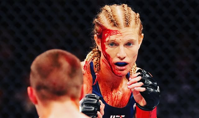 La Niçoise Manon Fiorot en combat à l'UFC, le visage ensanglanté.