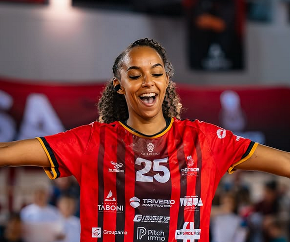 La Niçoise de l'OGC Nice handball Mari-Hélène Sajka très heureuse après le succès de son équipe.