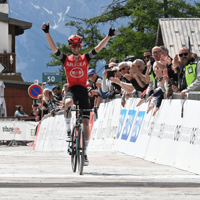 L'espagnol Cristian Rodiguez lève les bras après sa victoire sur la Mercan'Tour Classic Alpes-Maritimes.