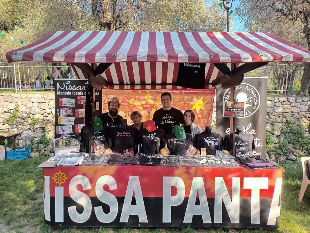 Le stand de l'association Nissa Pantai à l'occasion des Fêtes de Mai 2025 à Nice.