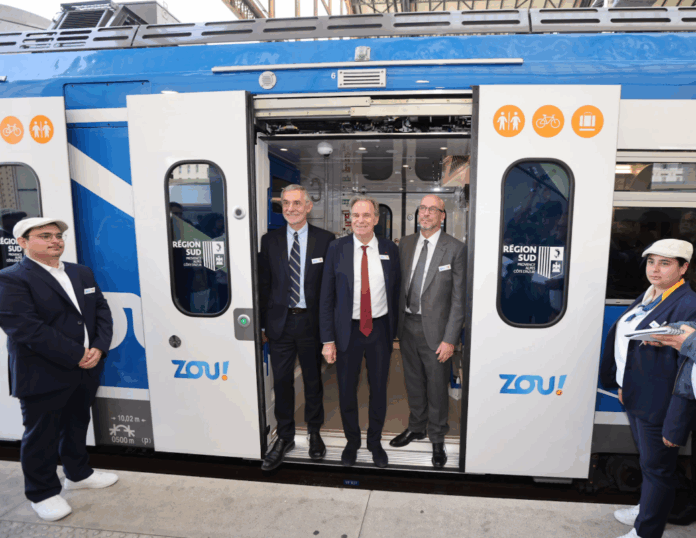 Les élus devant la nouvelle rame de train de la Région Sud qui reprend le même code couleur gris bleu et jaune.