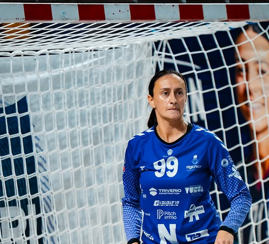La gardienne de l'OGC Nice handball Marija Colic en bleu.