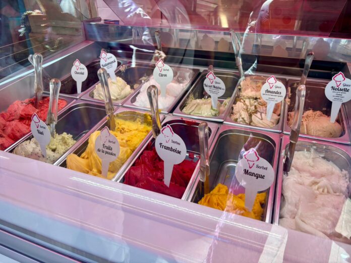 Le maitre artisan glacier Papilla à Nice et ses glaces de toutes les couleurs.