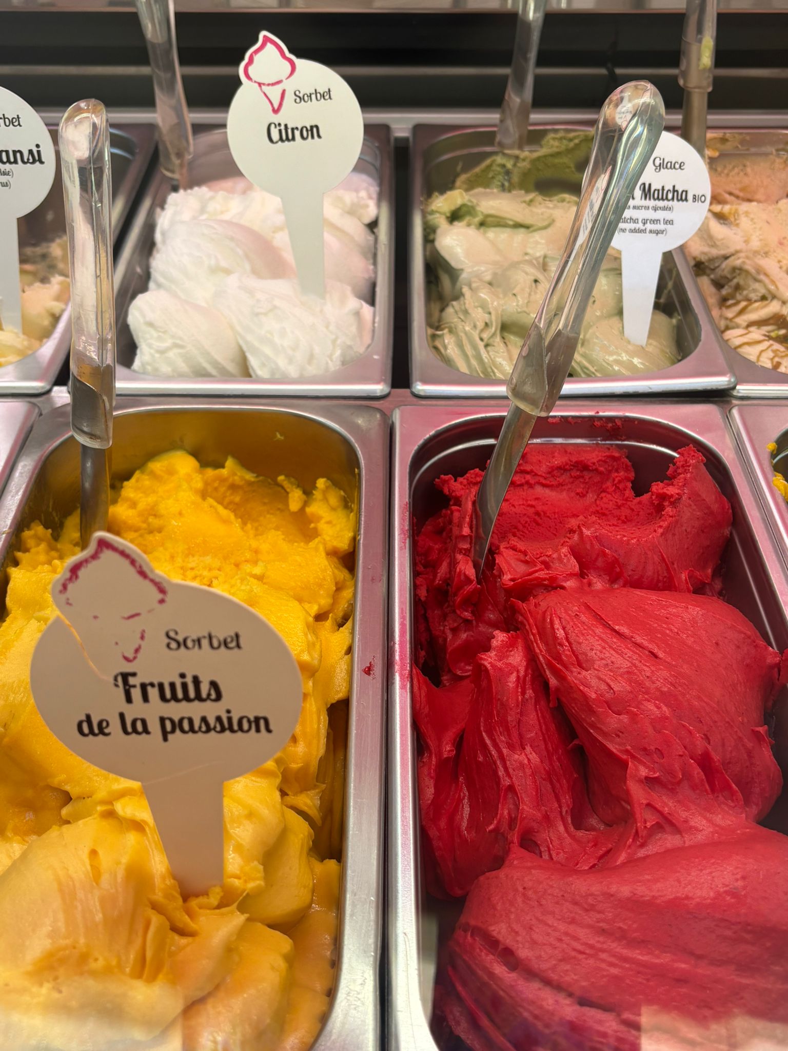 Le maitre artisan glacier Papilla à Nice et ses glaces de toutes les couleurs.