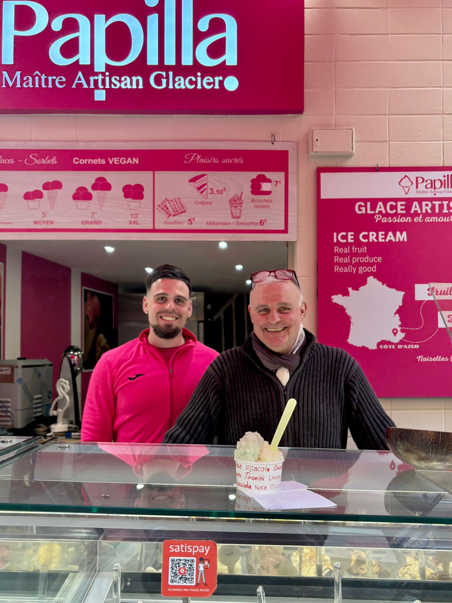 Le maitre artisan glacier Papilla à Nice et ses glaces de toutes les couleurs.