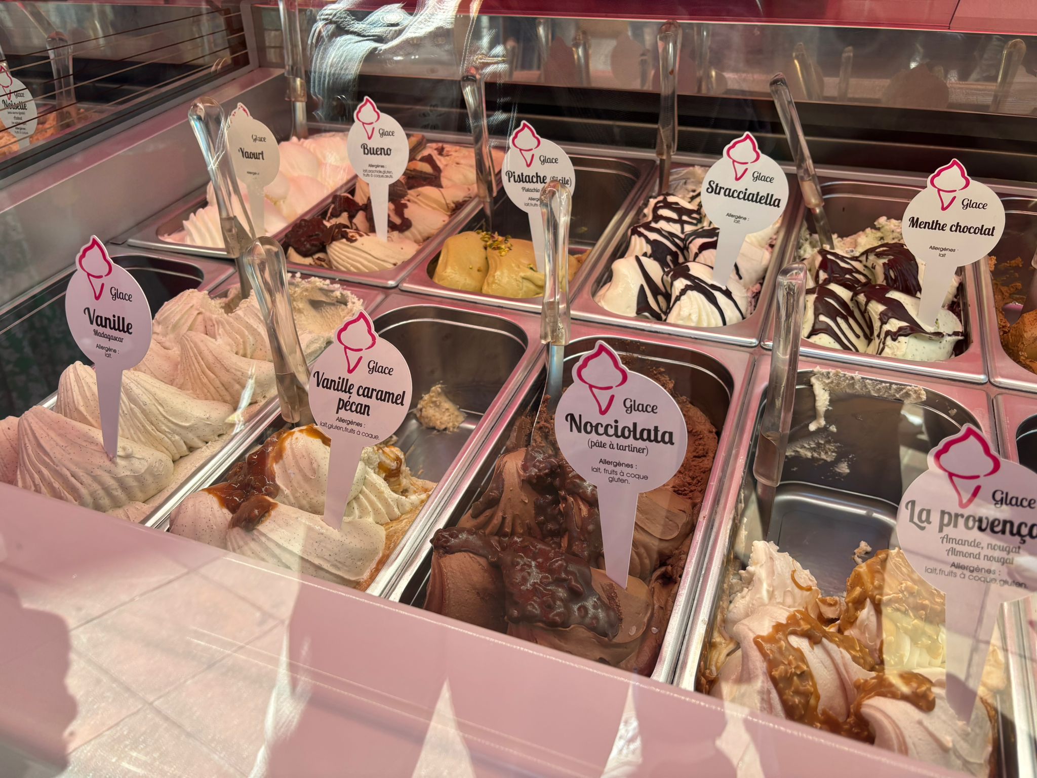 Le maitre artisan glacier Papilla à Nice et ses glaces de toutes les couleurs.