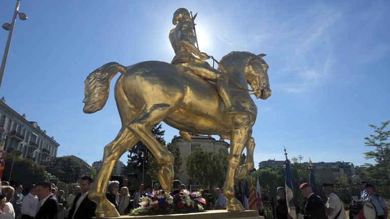 La statue de Jeanne d'Arc à côté de l'Eglise au même nom.