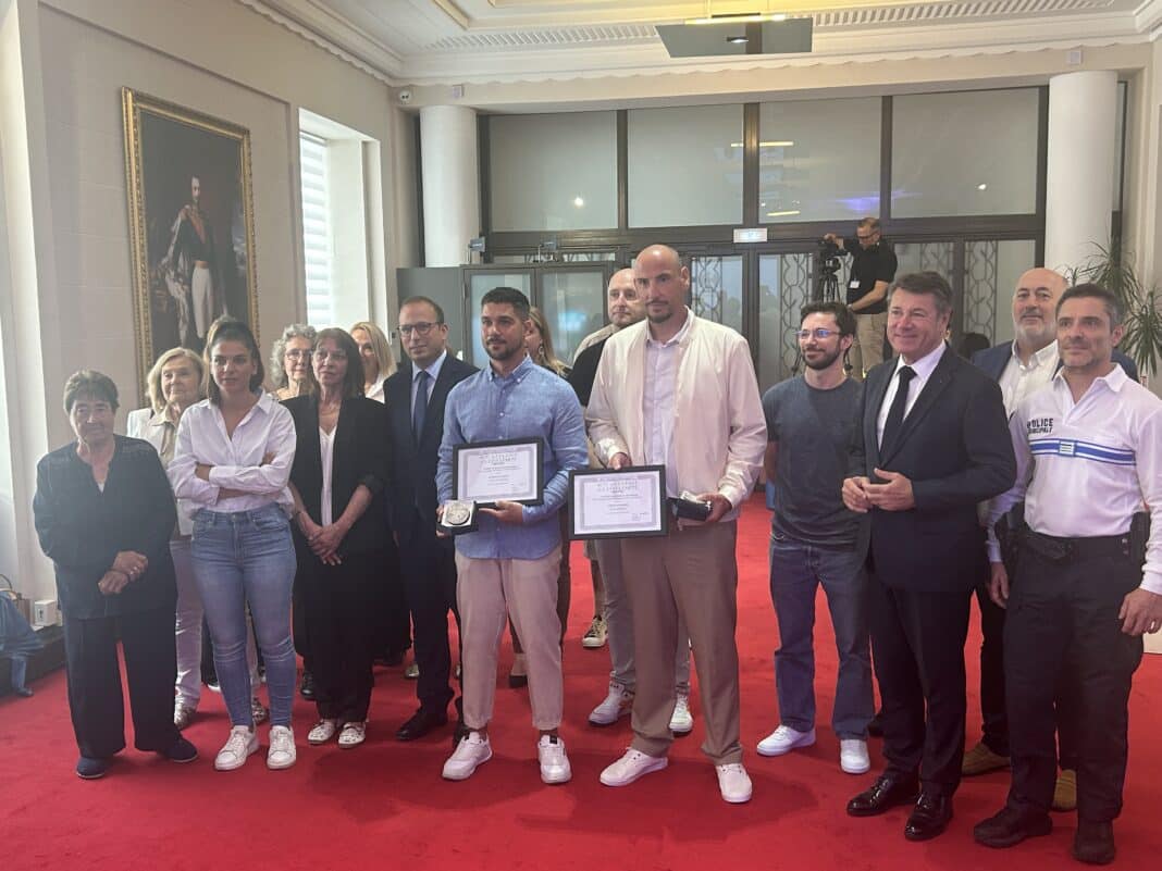 Christian Estrosi a mis à l'honneur les deux hommes intervenus pour sauver une dame agressée au katana.