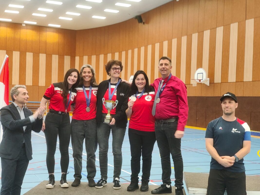 L'équipe Niçoise de Torball en survêtement rouge et noir.