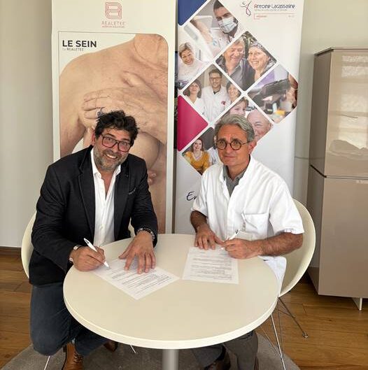 La signature du partenariat entre le centre Antoine Lacassagne et la start-up Realetee.