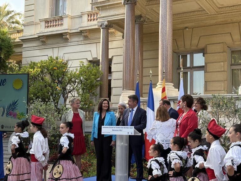 Christian Estrosi à la cérémonie de bienvenu aux nouveaux niçois dans les jardins de la villa masséna à Nice