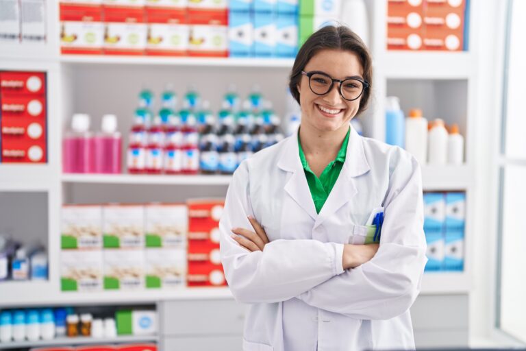 jeune pharmacienne souriante confiante debout avec les bras croisés faculté de pharmacie Université Côte d'Azur