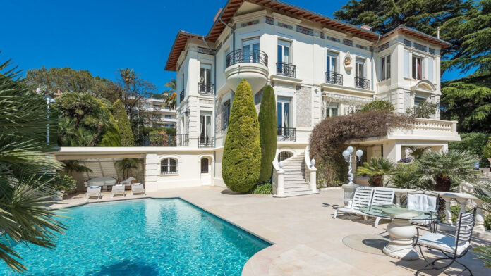 Une villa de luxe avec piscine sur les hauteurs de Cannes.