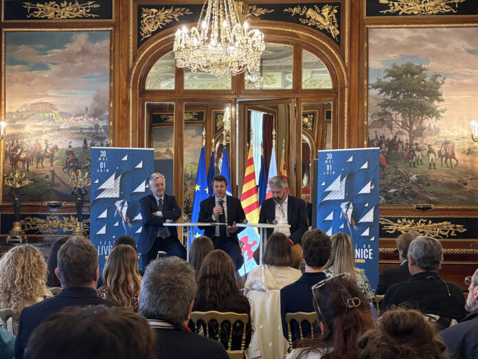 Christian Estrosi indiquant le gagnant du prix du Prix Nice Baie des Anges, au musée Masséna de Nice
