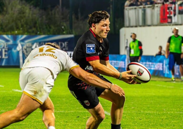 Les joueurs du stade Niçois à la passe.