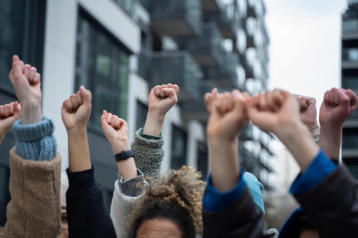 Les poings levés des manifestants.