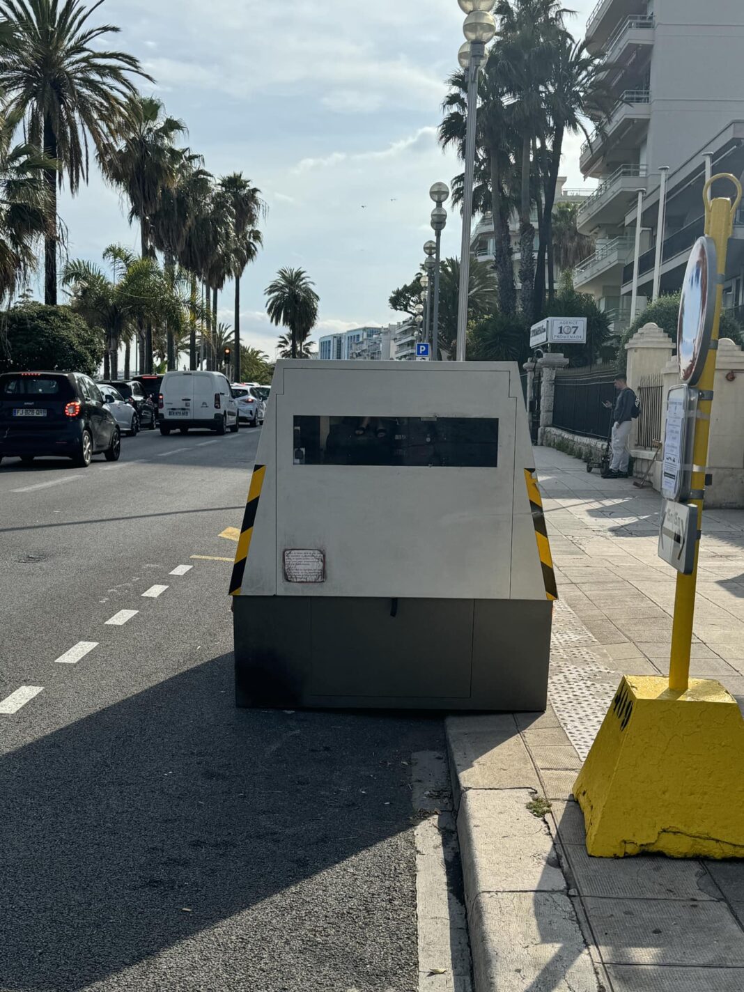 Le radra de chantier installé sur la Promenade des Anglais à Nice.