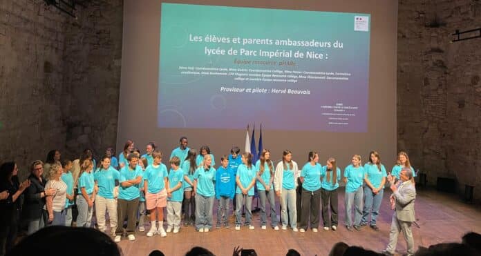 Les élèves des écoles des Alpes-Maritimes ayant participé à cette soirée contre le harcèlement scolaire.