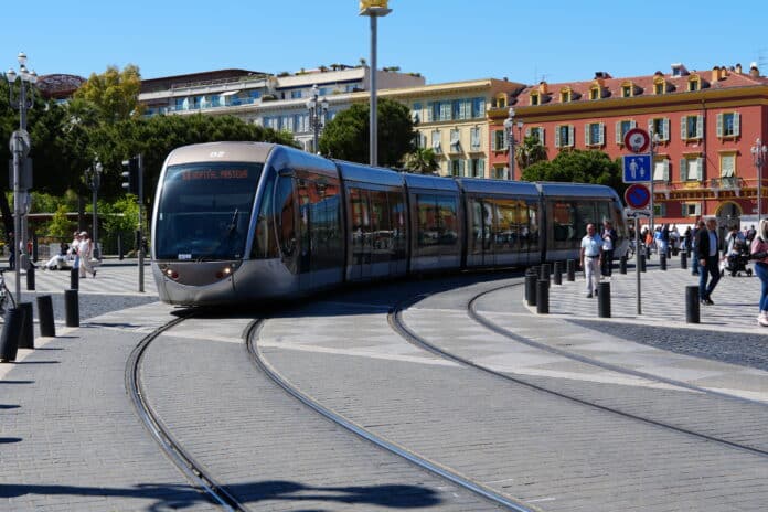 La ligne 1 de tramway sur la place Massena de Nice